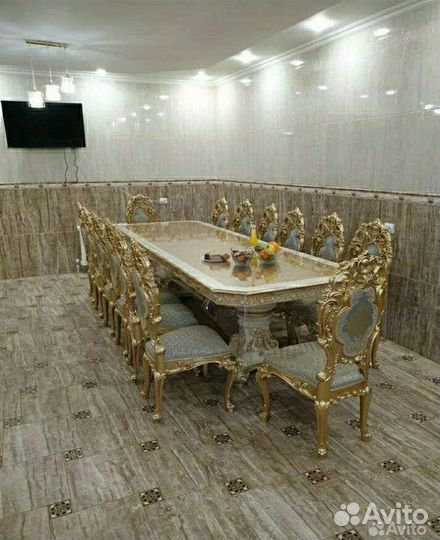 Стол и стулья