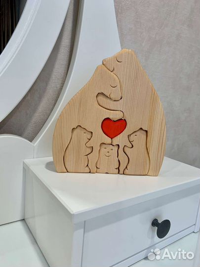 Семья медведей с тремя медвежатами