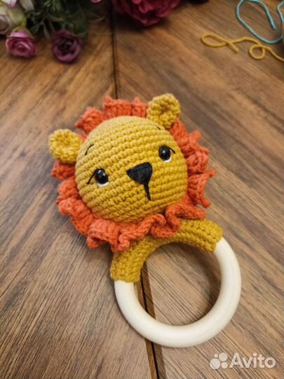 Вязаная игрушка. Погремушка-грызунок