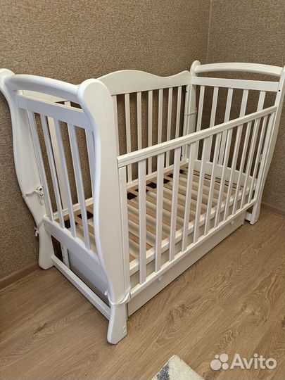 Детская кроватка с маятником