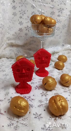 Новогодние свечи и подарки