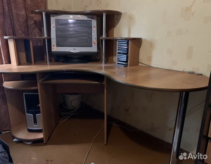 Компьютерный стол