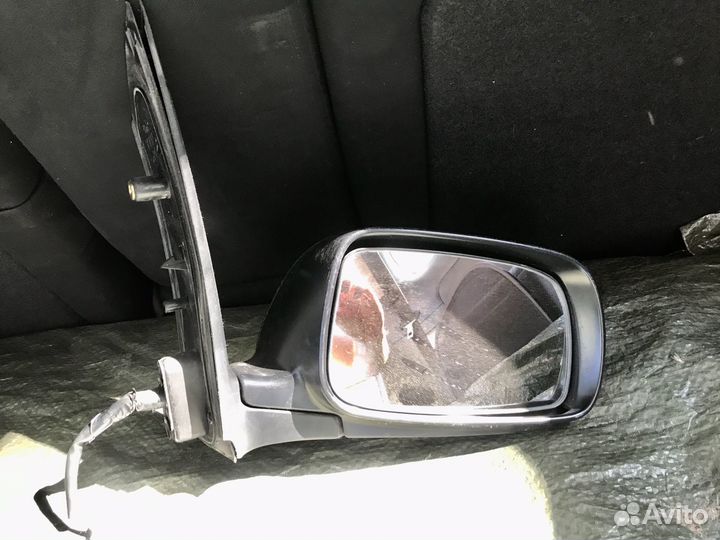 Боковое зеркало на Toyota Wish