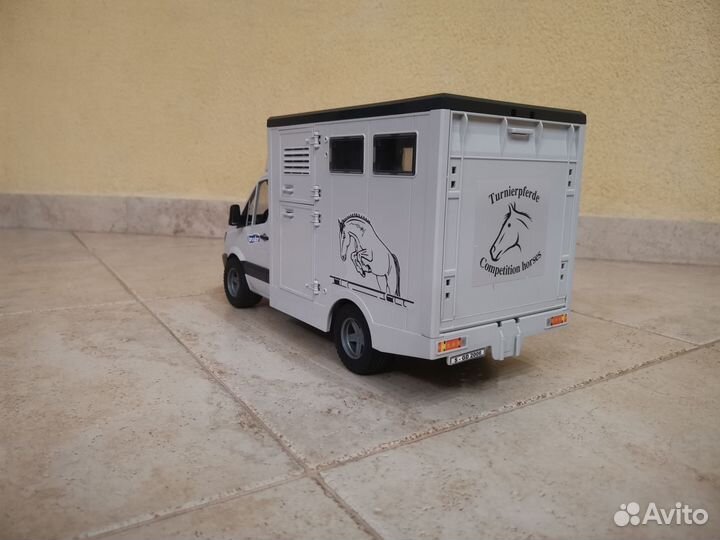 Машинка Bruder коневоз