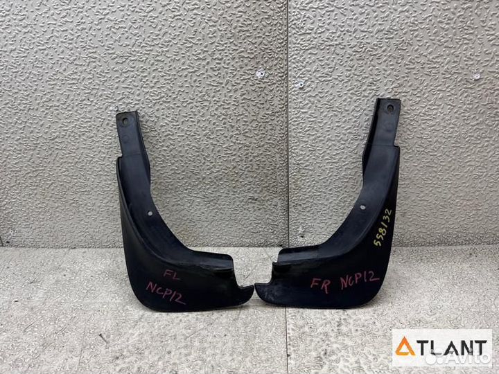 Брызговик передний toyota platz