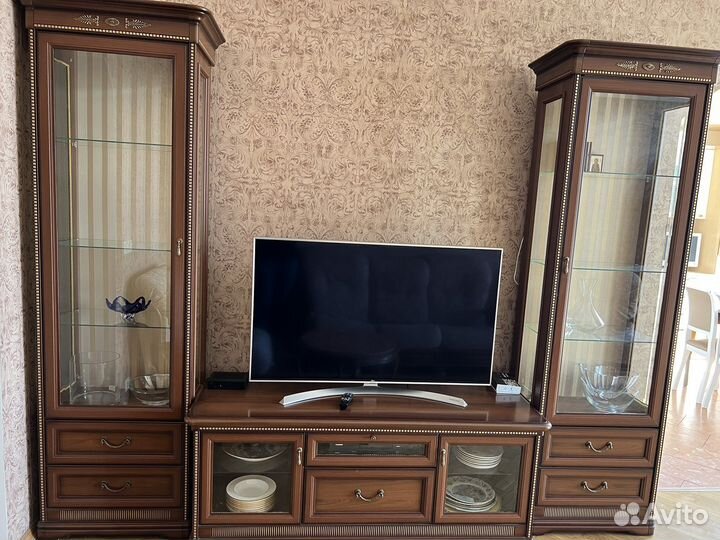 Витрины для посуды и тумба тв
