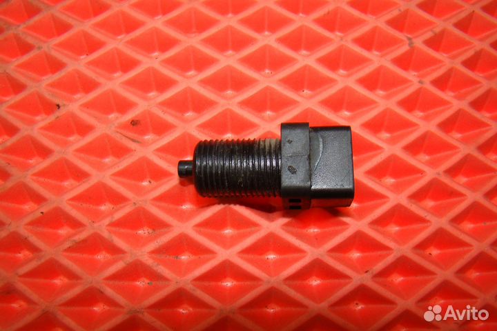 Датчик стоп-сигнала Mitsubishi carisma