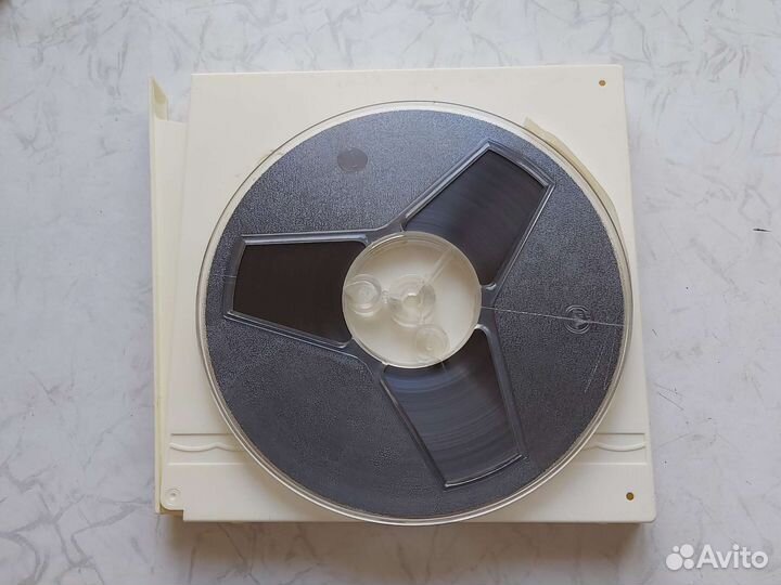 Магнитная лента катушки с записью