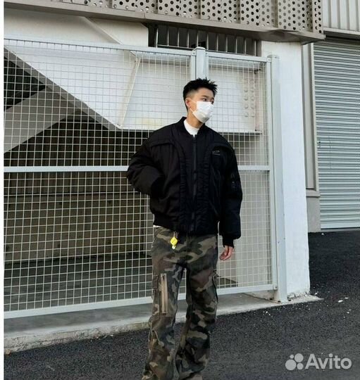 Бомбер оверсайз с фигурными выточками черный