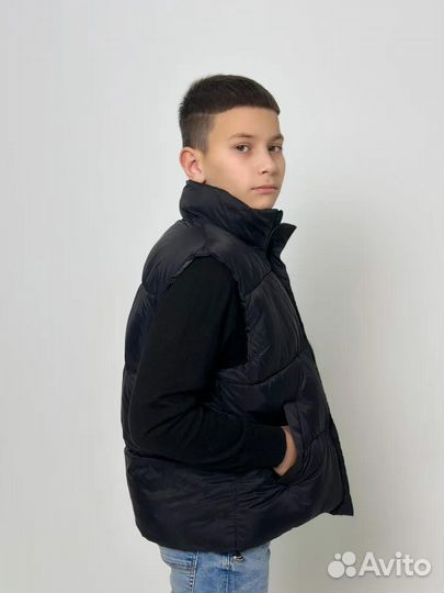 Утепленная детская жилетка черная