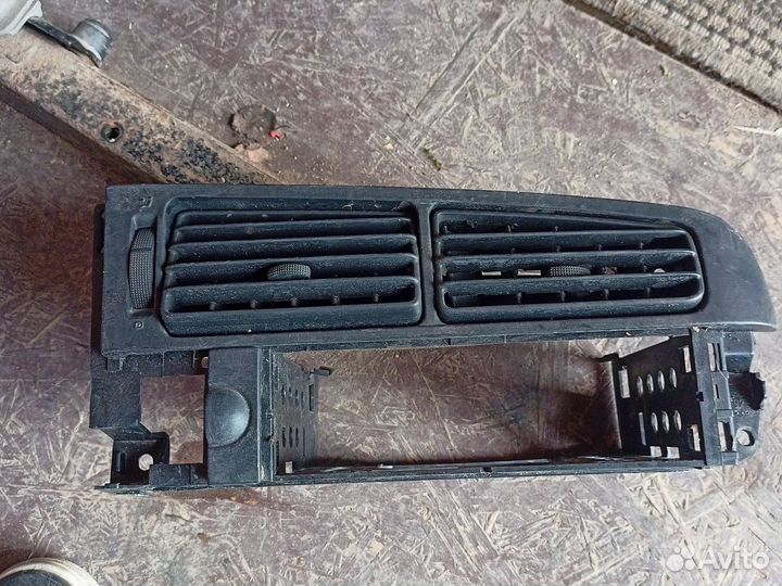 Центральная панель торпедо Volkswagen Golf 3