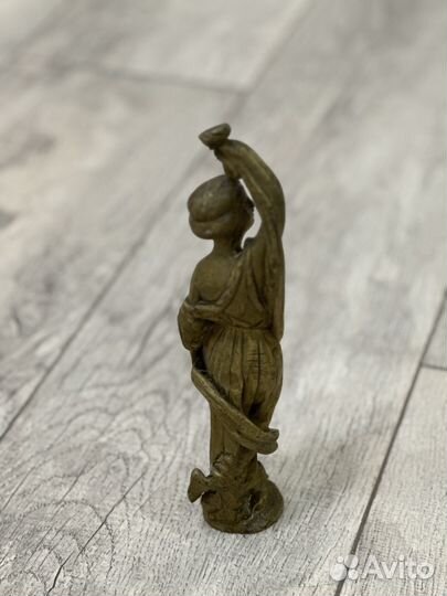 Бронзовая статуэтка девушки, подсвечник