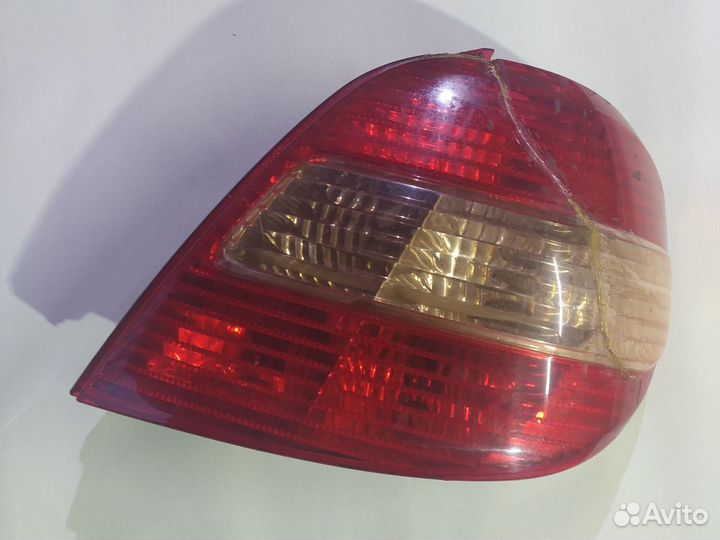 Задняя права toyota avensis