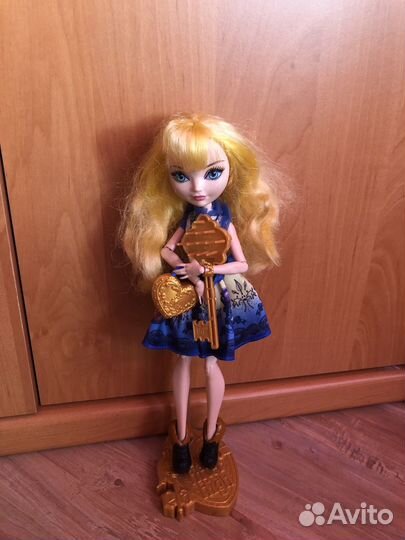 Кукла ever after high с подставкой и расческой