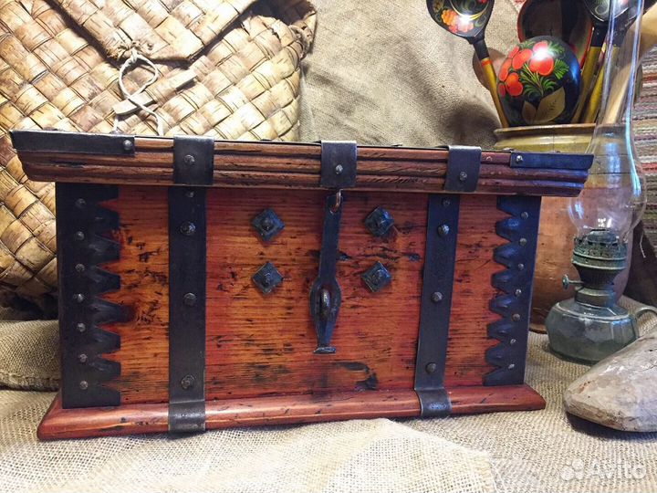 Сундук старинный кованый расписной. Ларец