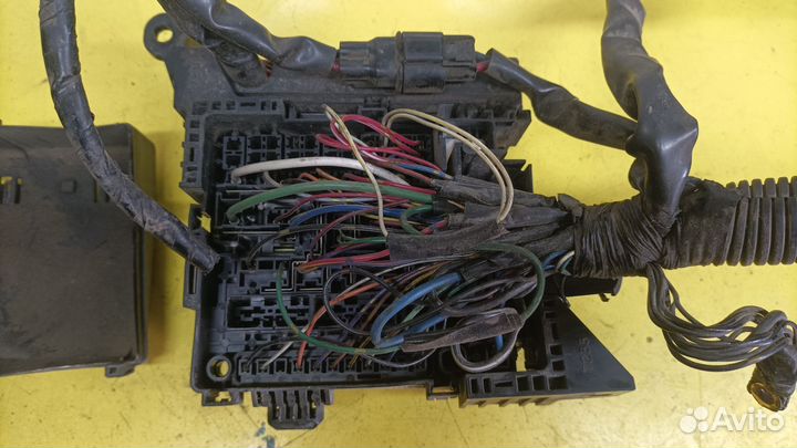 Подкапотный блок предохранителей Mitsubishi Lancer