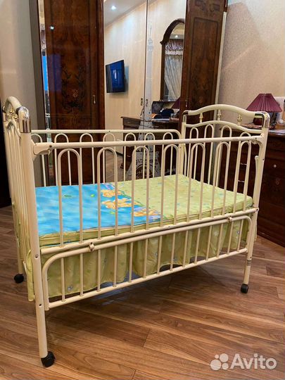 Детская кроватка с маятником