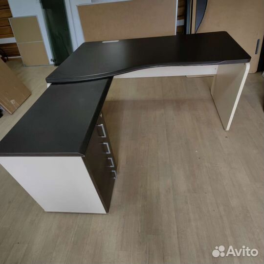 Офисный стол с тумбой