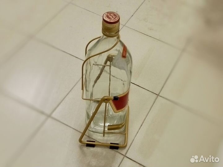 Бутылка на подставке