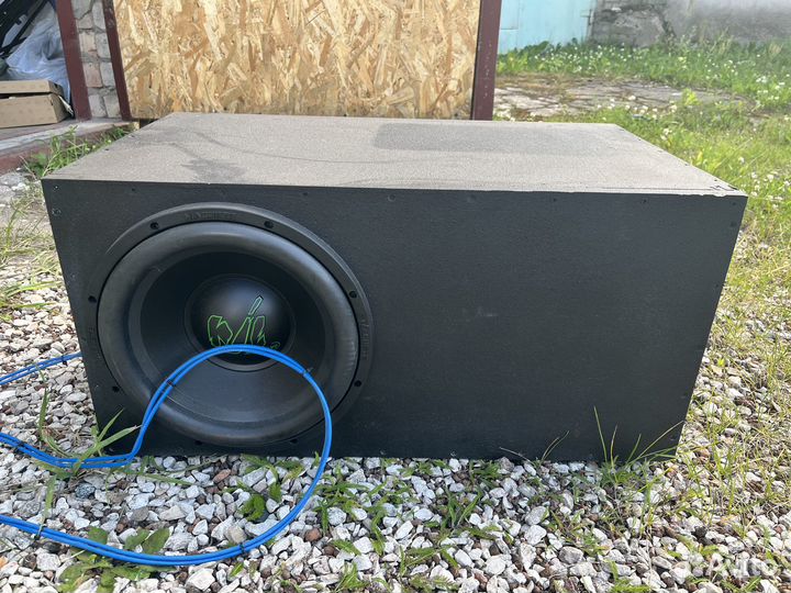 Автомобильный сабвуфер