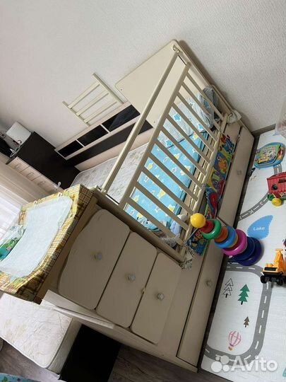 Детская кроватка с маятником и ящиком