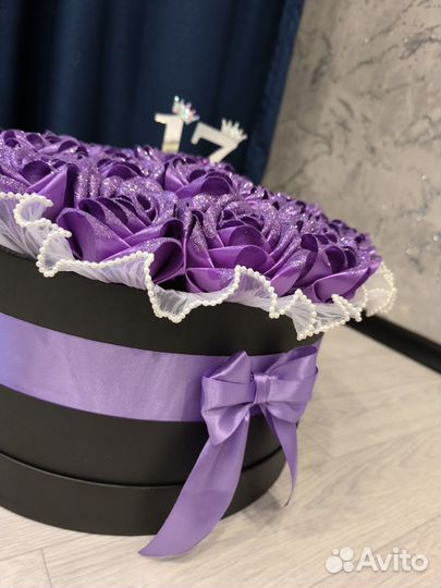 Розы из атласных лент в коробке