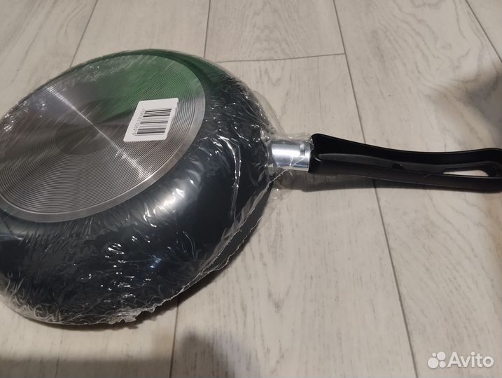 Новая сковорода с антипригарным покрытием