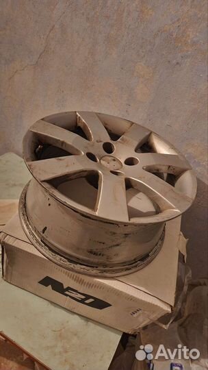 Литой диск R16