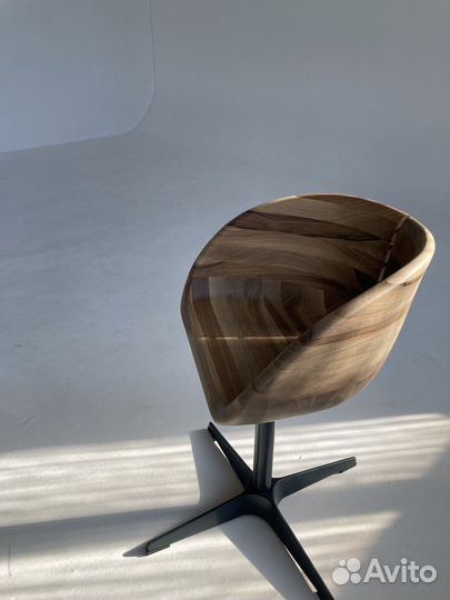 Компьютерный стул из ореха