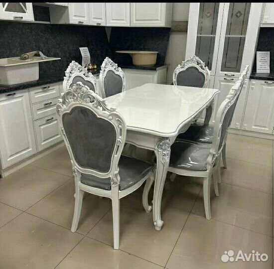 Стол и стулья