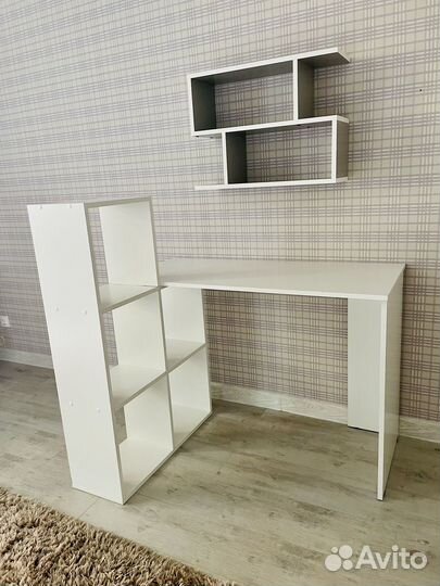 Письменный стол со стеллажом