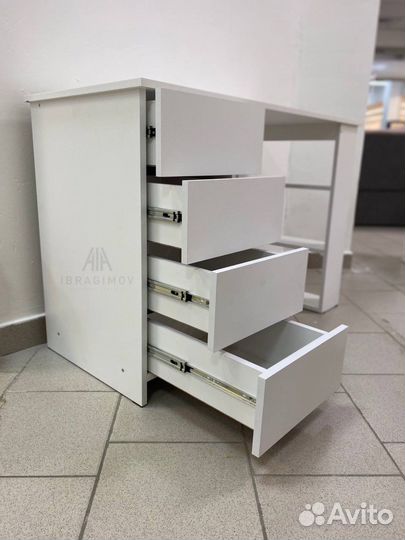 Письменный стол белый