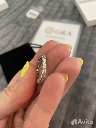 Серебряное кольцо с муассанитом