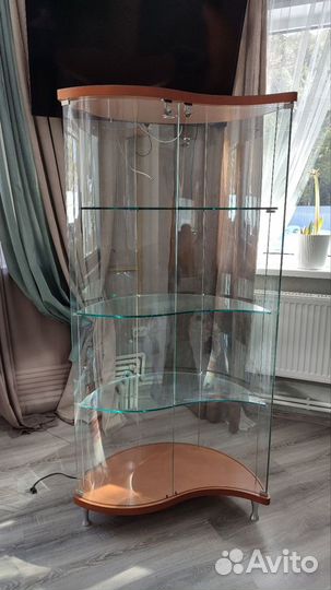 Стеклянный шкаф-витрина с подсветкой, Италия
