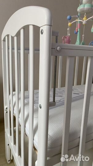 Детская кроватка с маятником и ящиком