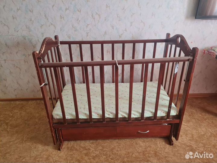 Детская кроватка с маятником и ящиком