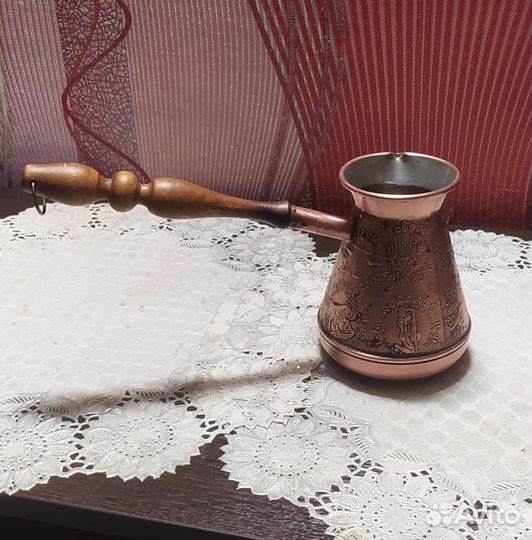 Медная турка и ручная кофемолка