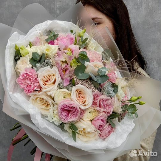 Нежный букет цветов с пионовидными розами