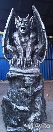 Горгулья на скале-скульптурная композиция