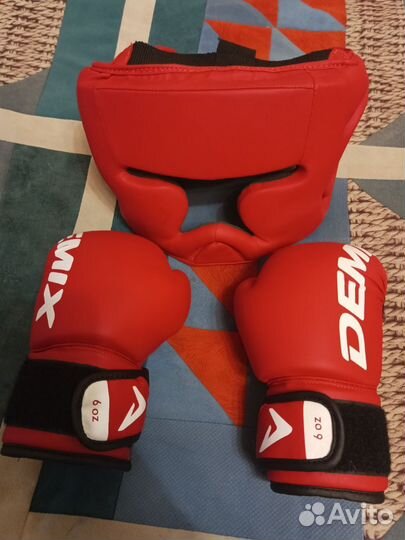 Боксерские перчатки и шлем