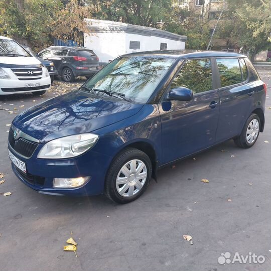 Авито аренда авто с правом выкупа. Skoda Fabia синяя. Шкода Фабия 2 синяя. Шкода Фабия темно синяя. Клиренс Шкода Фабия 2012
