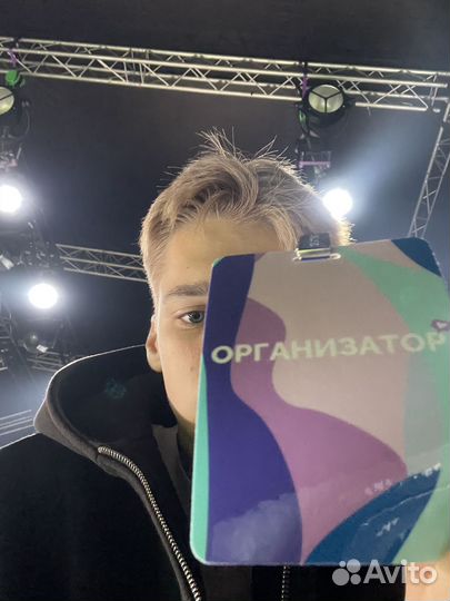 Диджей с оборудованием