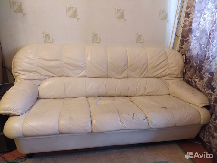 Кожаный диван