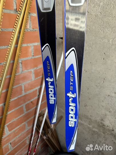 Беговые лыжи, палки и мешок