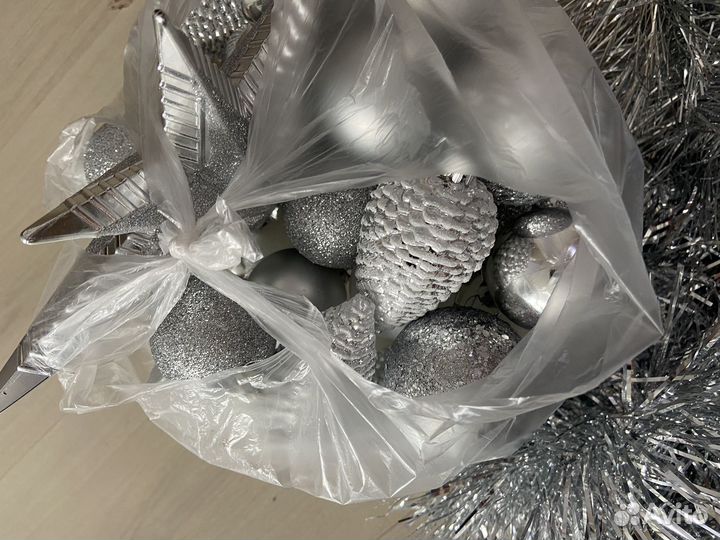 Елка искусственная с игрушками