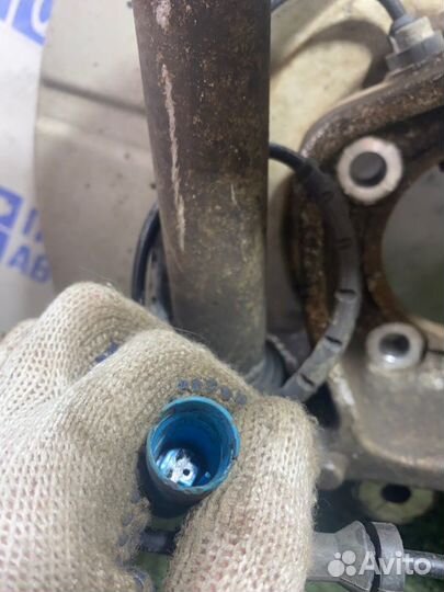 Кулак поворотный задний правый Bmw 750I седан 4.8