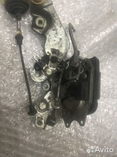 Замок двери передний левый Toyota Hilux VZN130