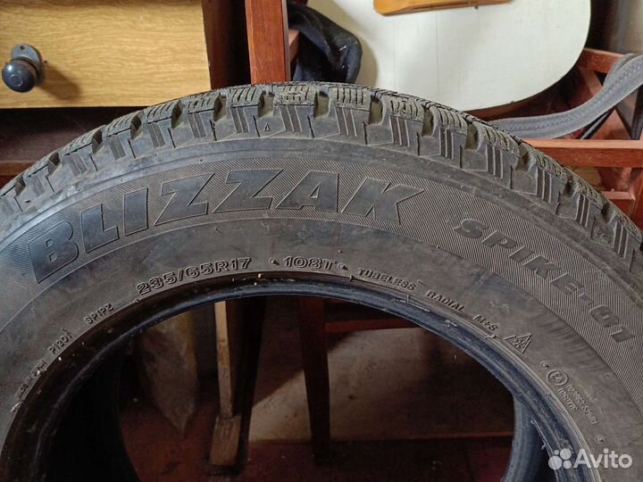 Bridgestone Blizzak Spike-01 235/65 R17 108T