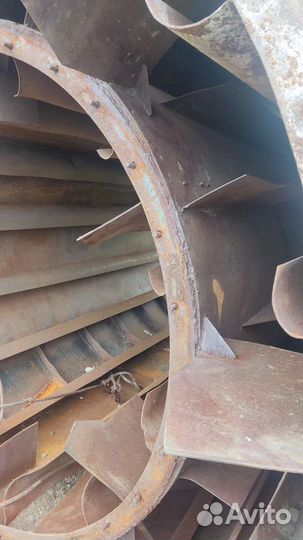 Две бочки металлических