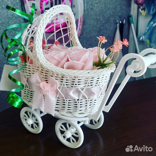 Миниколяска с мыльными розами